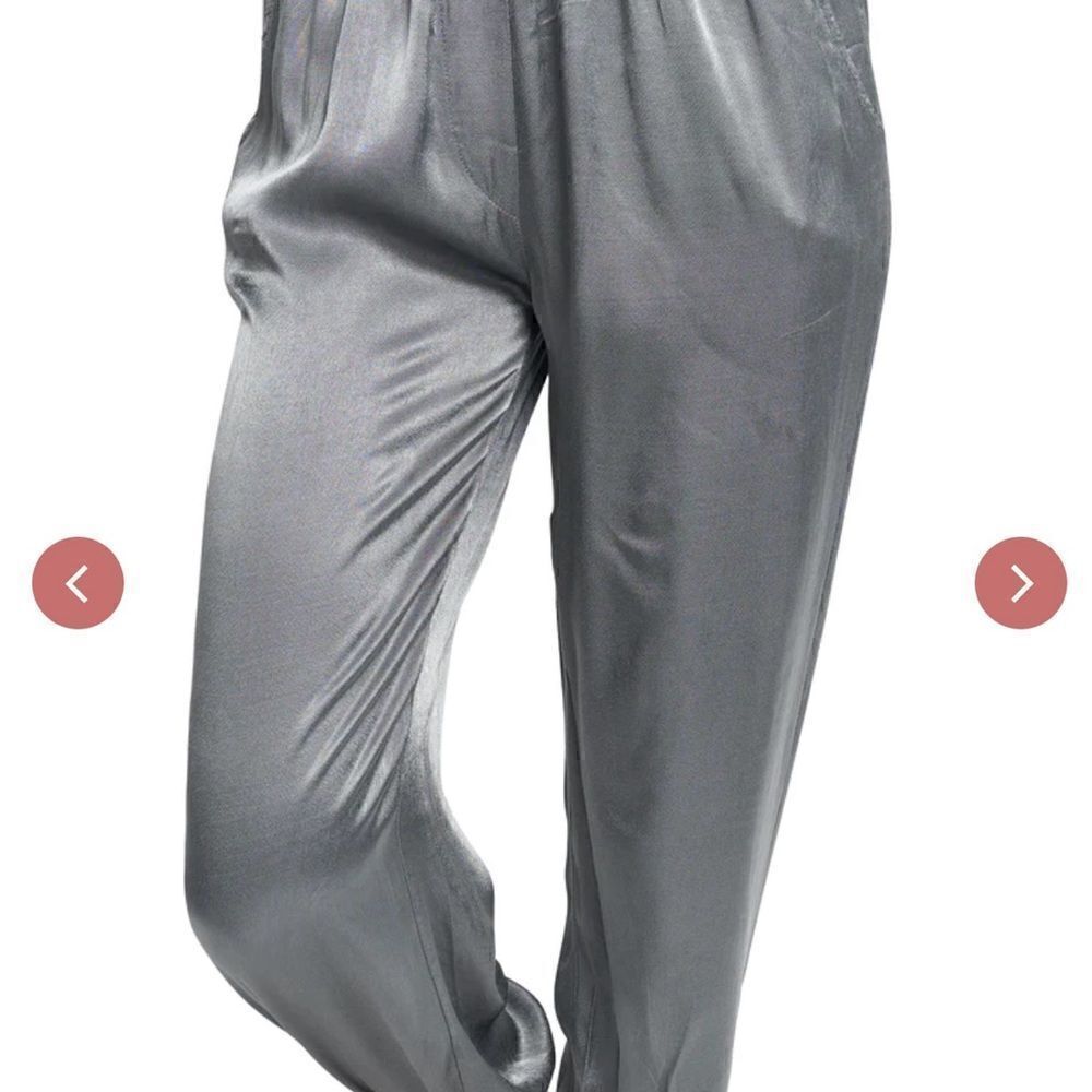 Sofiaโ
Collectionsโsatinโ
joggers